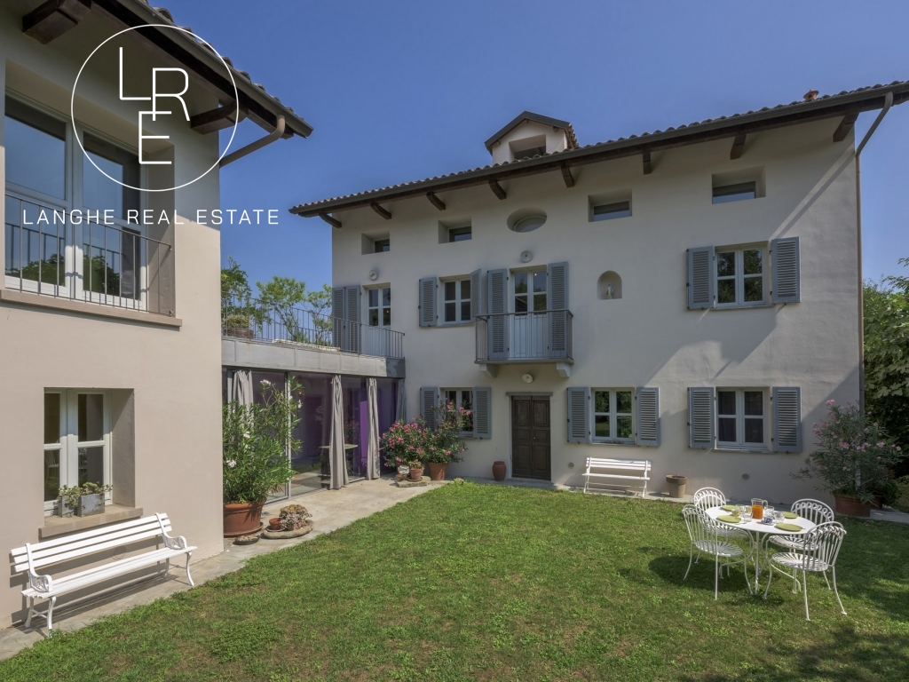 Beautiful country house in the Langhe for sale