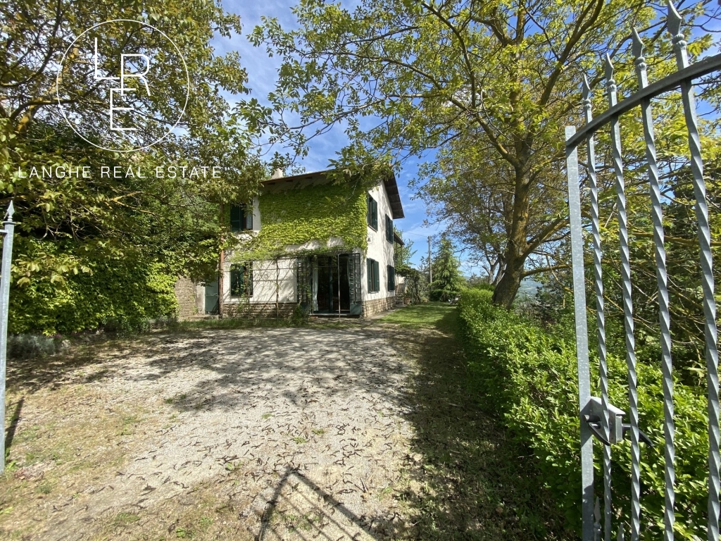 - SOLD- Detached country house for sale in a panoramic location in the Langhe