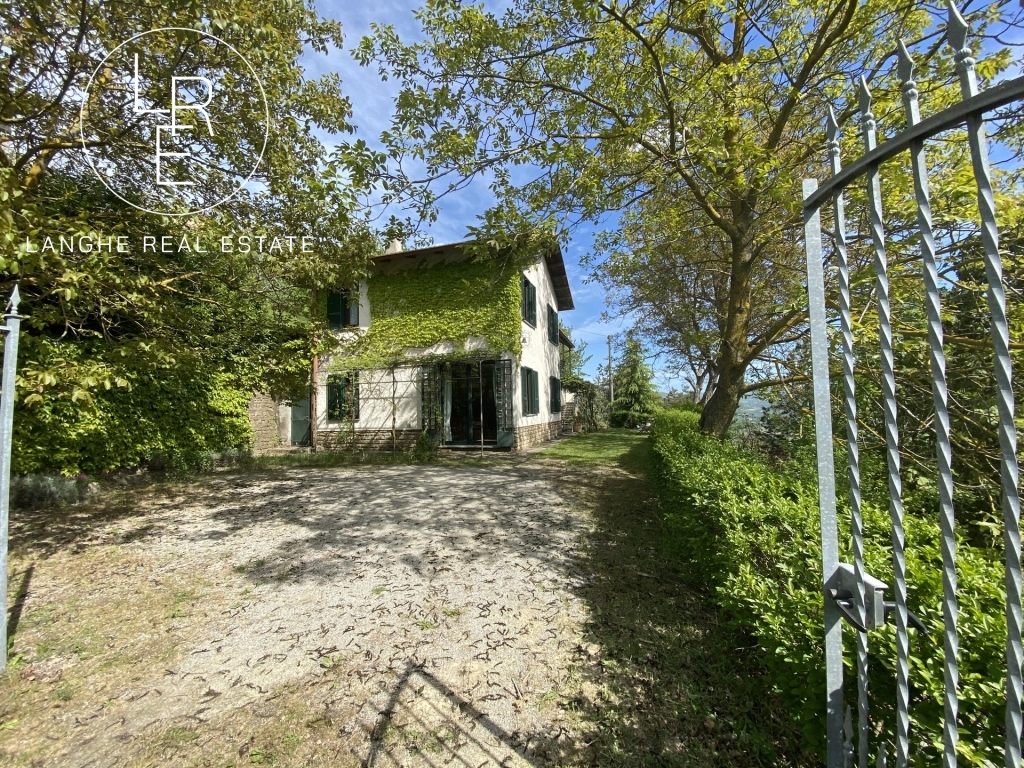 -VENDUTA- casa di campagna indipendente e panoramica nelle Langhe