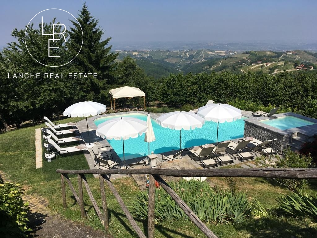 Langhe, Bed and Breakfast in panoramic position for sale