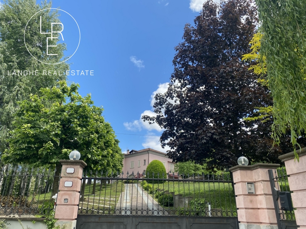 Vendesi bellissima villa con piscina e vista panoramica sulle colline delle Langhe