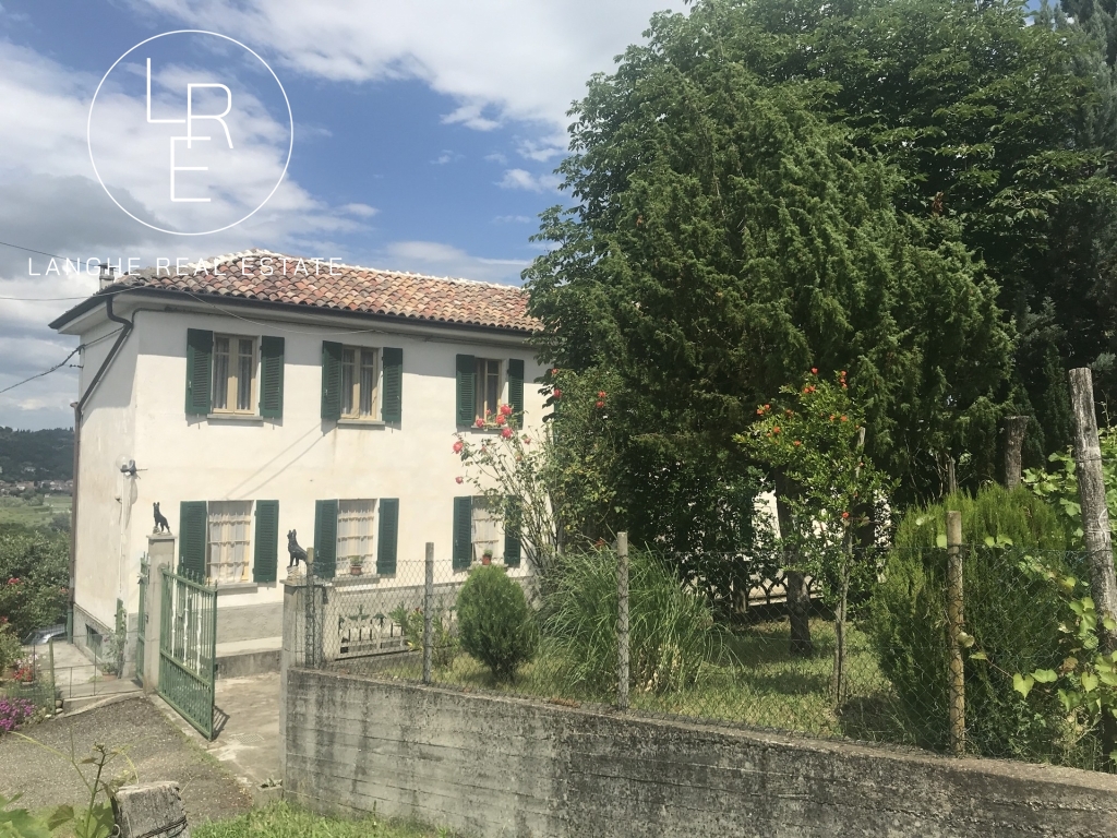 Panoramic country house for sale between Langhe and Monferrato