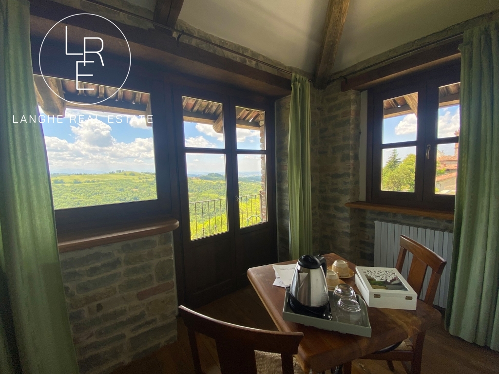 Langhe, Bed and Breakfast in panoramic position for sale