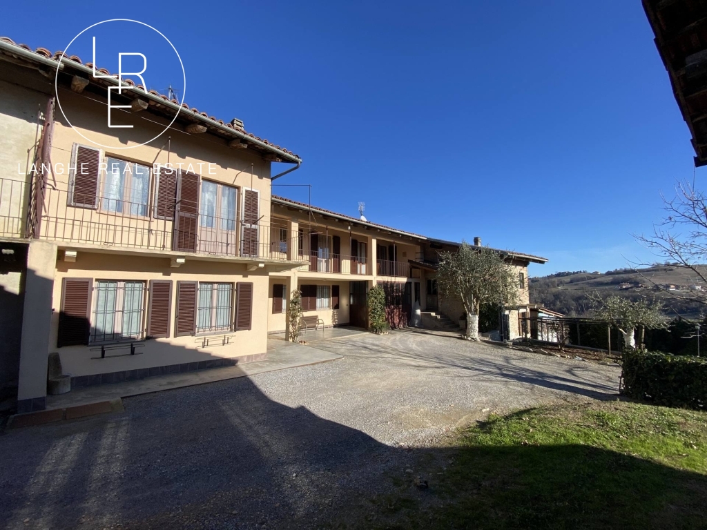 Monforte d’Alba vendesi casa di campagna con terreno