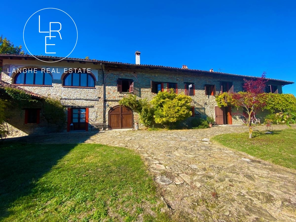 Cossano Belbo panoramic country house for sale in the Langhe