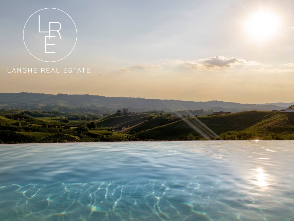 Prestigioso casale con Bed and Breakfast in vendita a Diano d'Alba