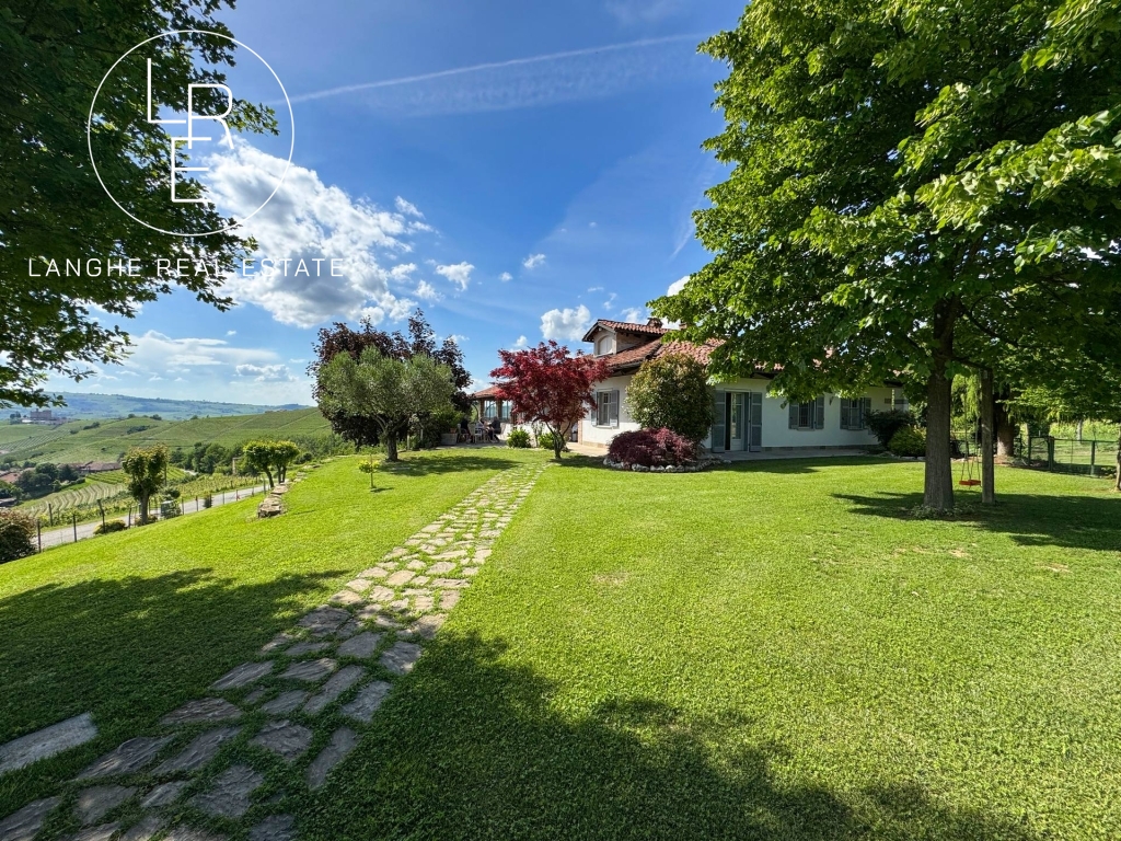 Diano d'Alba -Villa in an incredibly panoramic location for sale