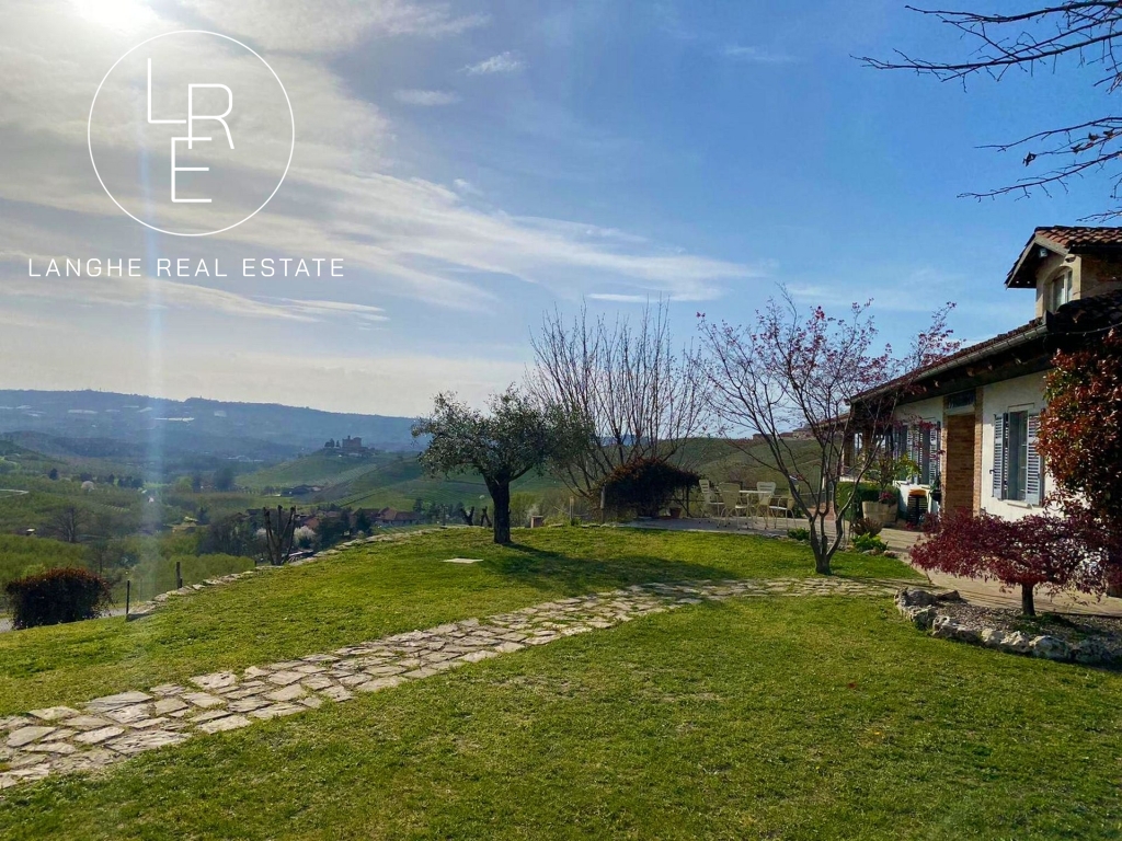 Vendesi villa in posizione panoramica nelle Langhe