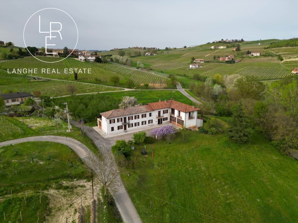 Langhe, country house for sale ideal for hospitality business