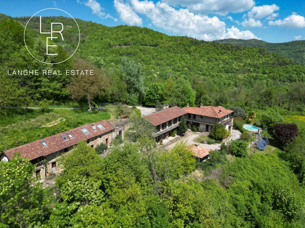 Charming property with Pool FOR SALE in Mombarcaro 
